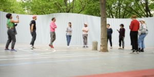 Teilnehmer*innen des Internationalen Forums 2024 auf dem Areal von „Radical Playgrounds“ vor dem Gropius Bau.