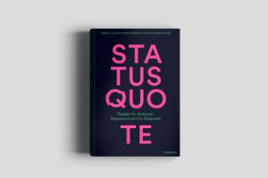 Das Buch „Status Quote“ liegt auf einer Holzoberfläche