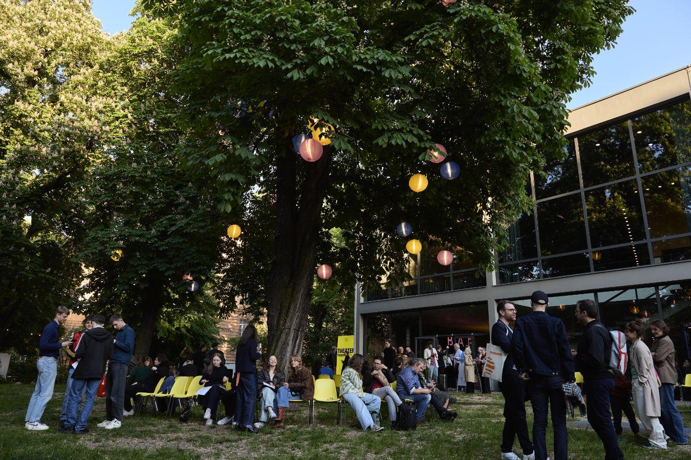 Eine Gruppe von Menschen steht vor dem Haus der Berliner Festspiele.