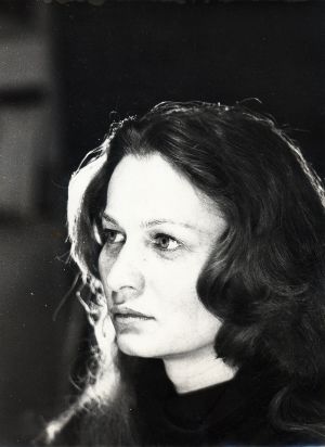 Ein Schwarz-Weiß-Portrait von Éliane Radigue in jungen Jahren.