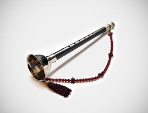A slightly funnel-shaped flute with a cord.