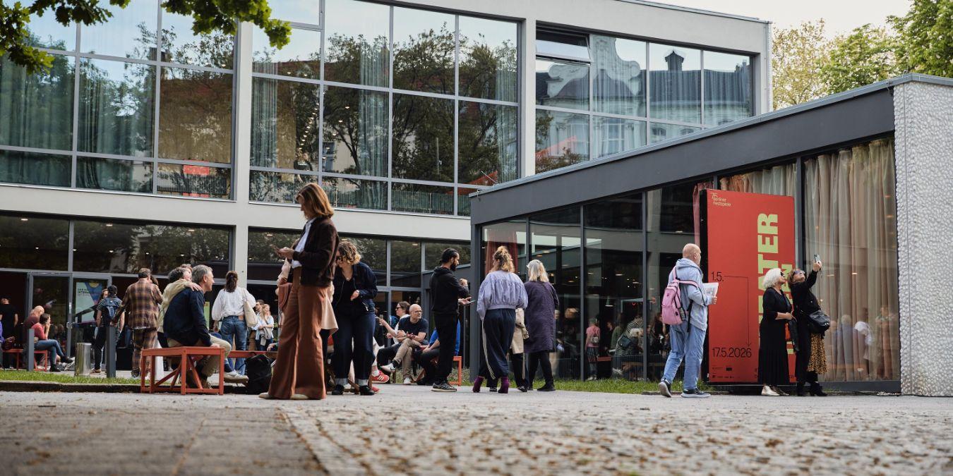 Audience on the forecourt of the Haus der Berliner Festspiele