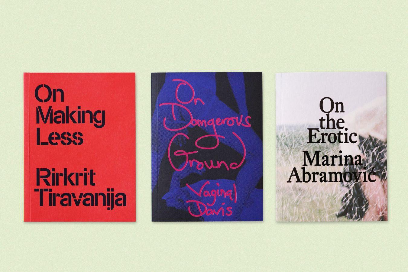 Die drei Bände der Buchreihe "Die Praxis" liegen nebeneinander.