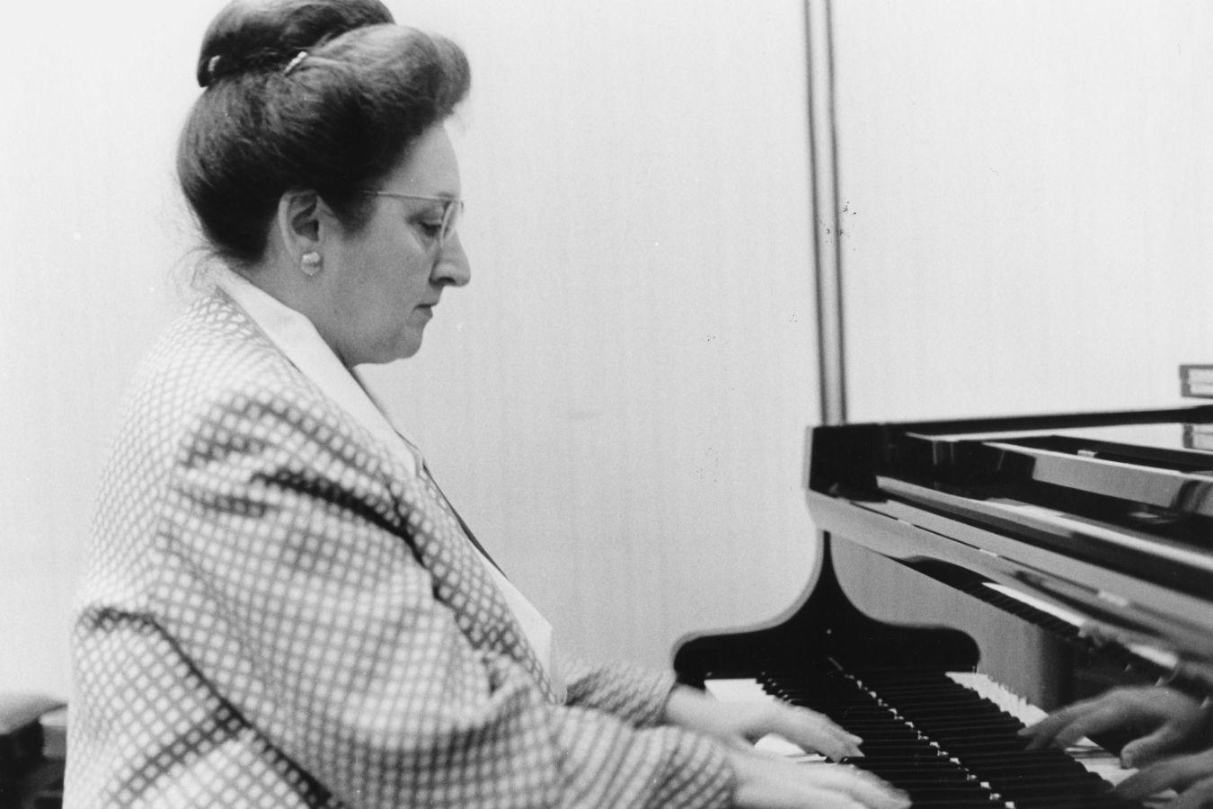 Schwarz-Weiß-Porträt von Yvonne Loriod am Klavier sitzend