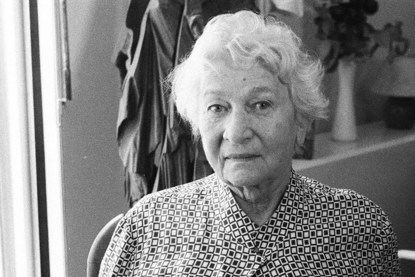 The portrait of the composer Éliane Radigue in black and white. She is wearing a blouse with a square pattern.