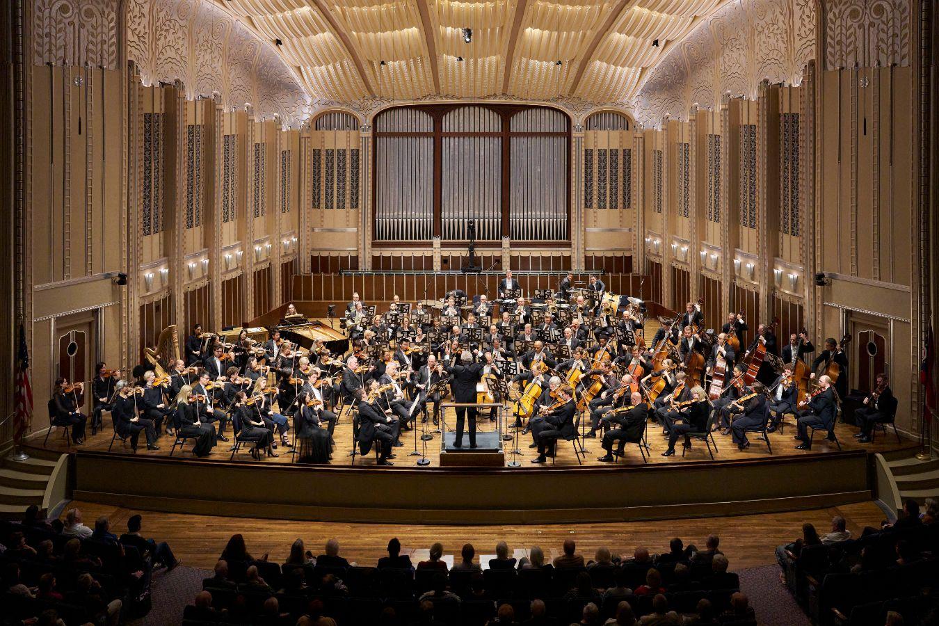 The Cleveland Orchestra gibt ein Konzert in einem Konzertsaal.