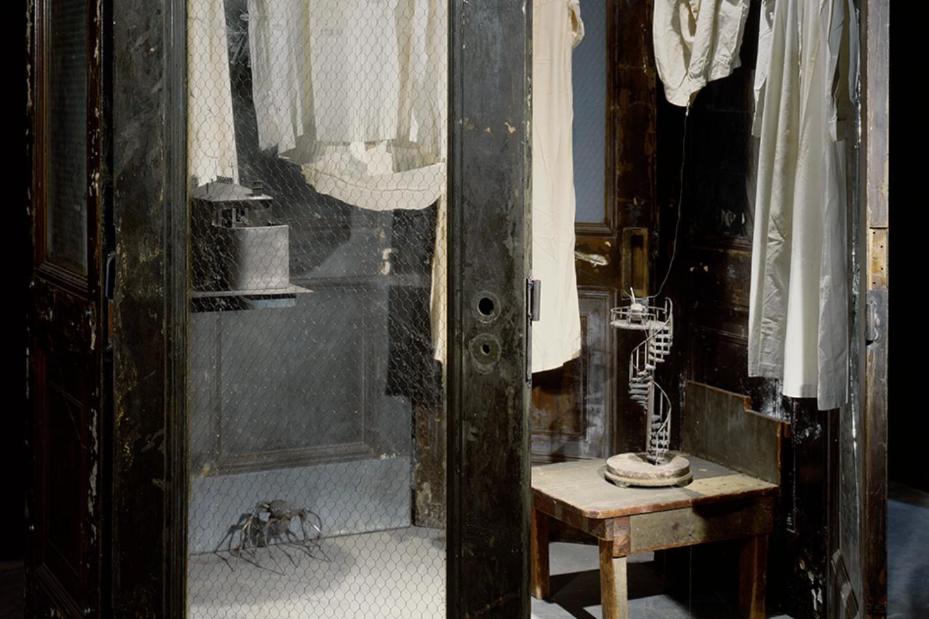 Metal, glass, fabric, bronze, steel, wood, bones, wax and thread; 207 x 221 x 210.8 cm; Private Collection