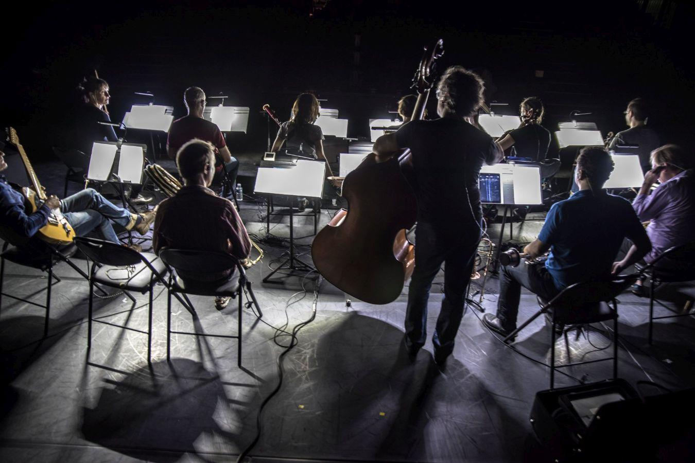 Dunkle Silhouetten der Musik im Gegenlicht.