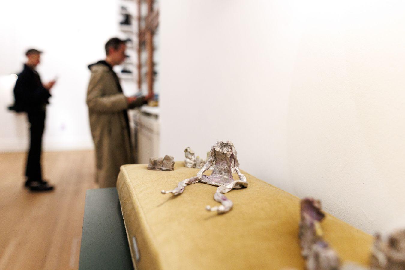 Detailansicht von Vaginal Davis' "Naked on my Ozgoad: Fausthaus – Anal Deep Throat. In Zusammenarbeit mit Jonathan Berger" im Rahmen der Ausstellung "Vaginal Davis: Fabelhaftes Produkt" im Gropius Bau, 2025.