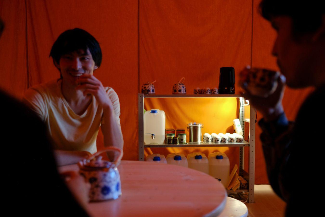 Installationsansicht von Rirkrit Tiravanija's "untitled 1992 (cure)" aktiviert von Besucher*innen im Rahmen der Ausstellung "Rirkrit Tiravanija: DAS GLÜCK IST NICHT IMMER LUSTIG" Gropius Bau.