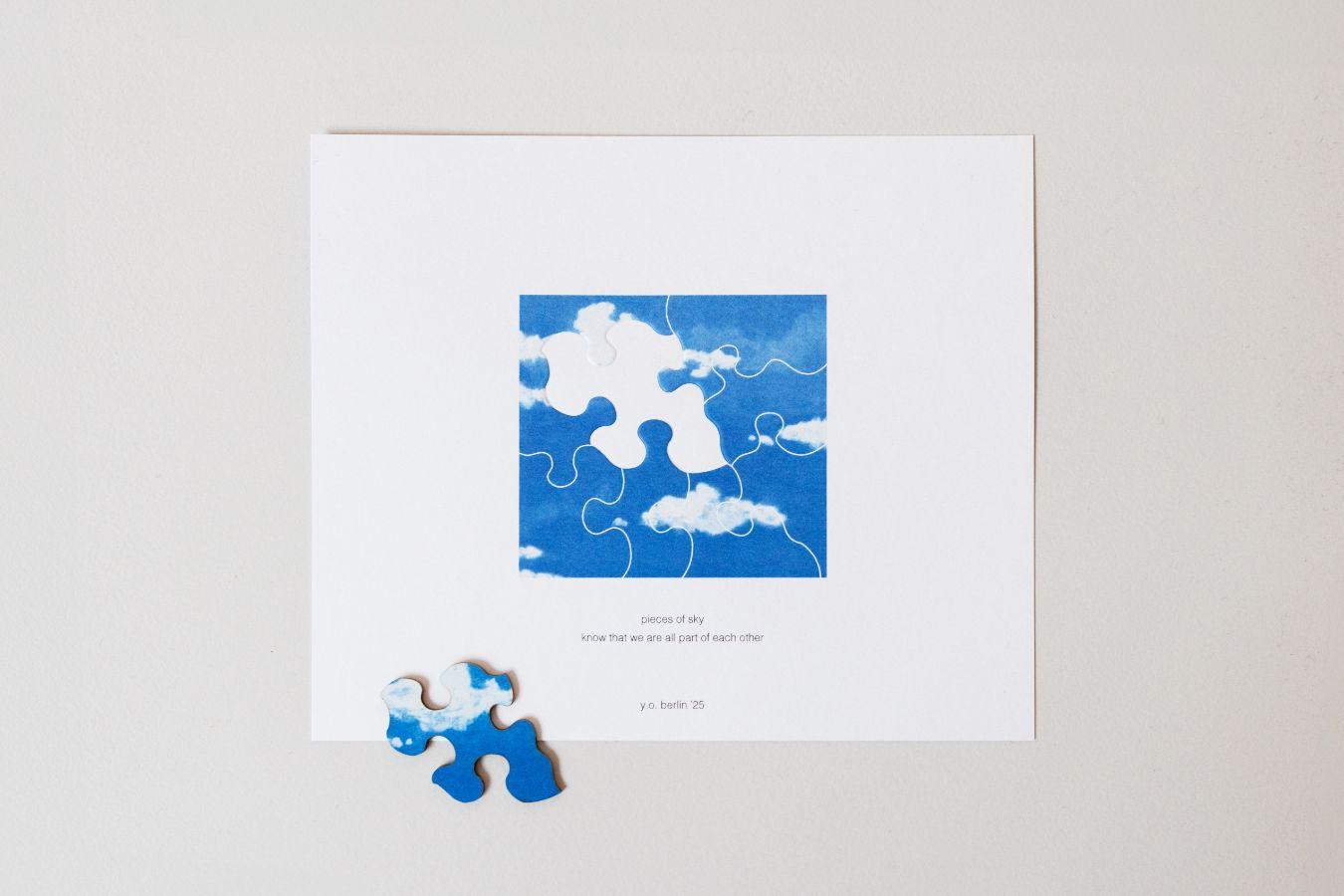 A puzzle with a sky motif, consisting of eight puzzle pieces. One is next to the puzzle.