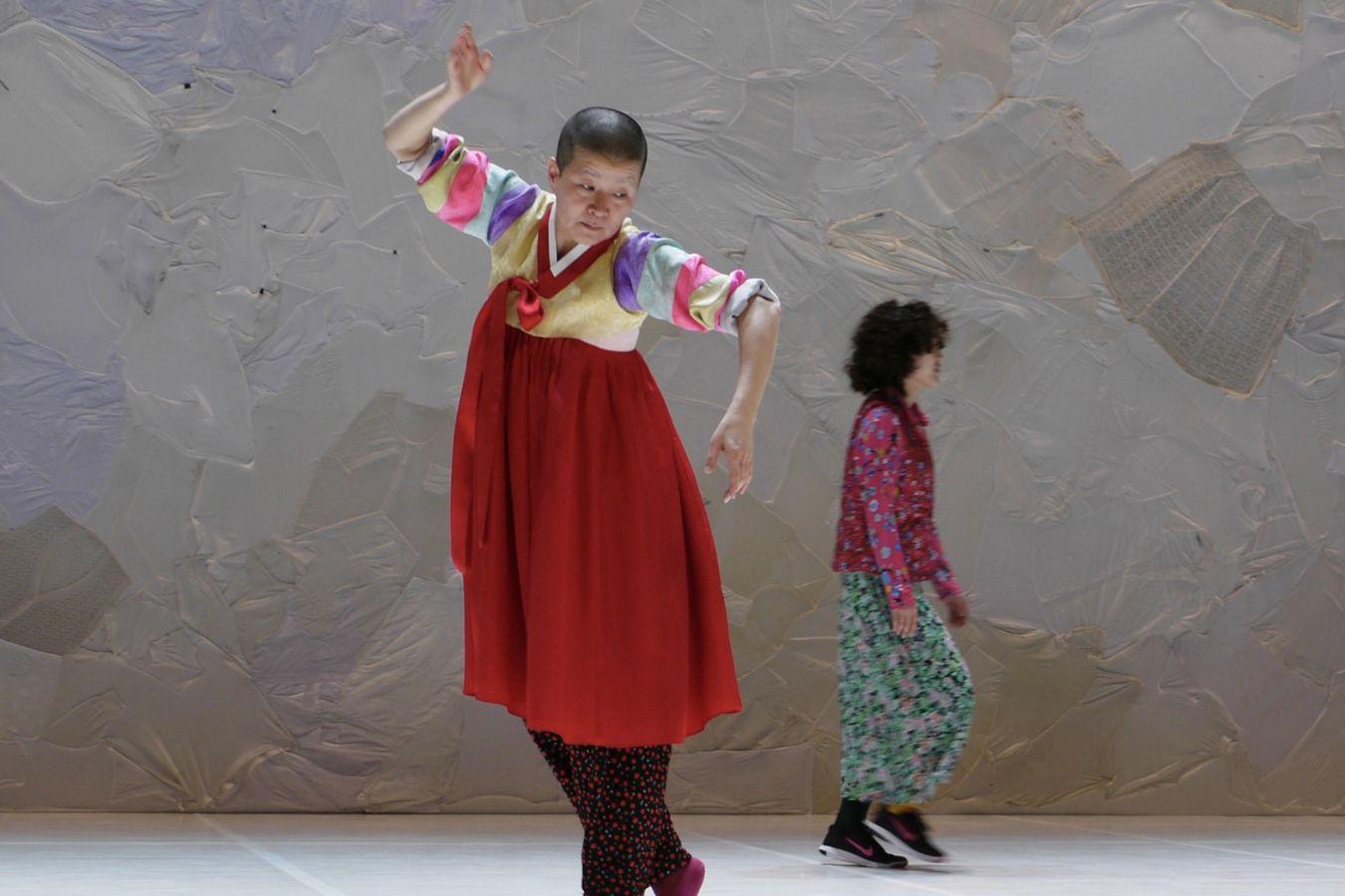 Eun-Me Ahn in einem bunten Kleid