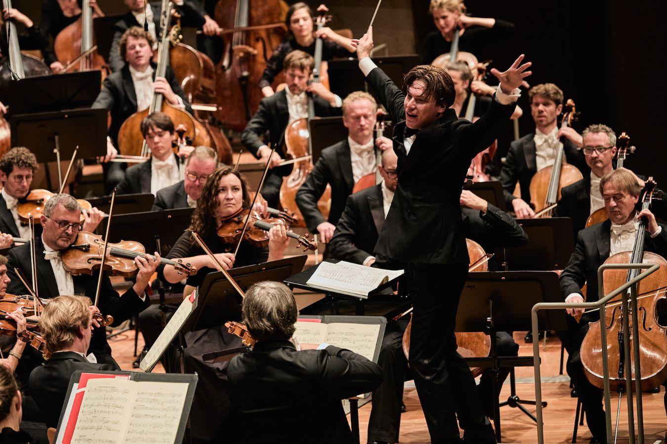 Klaus Mäkelä conducting.