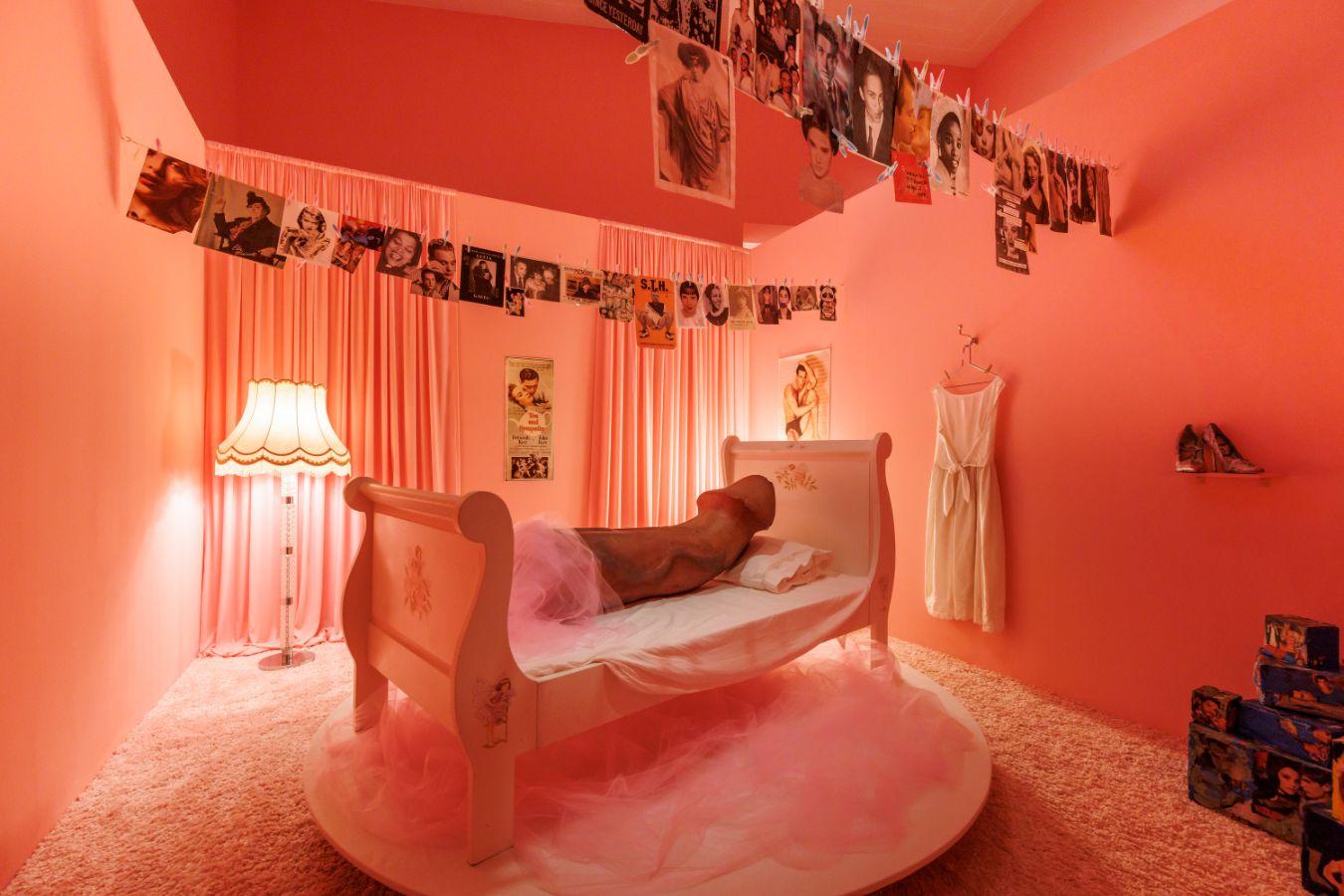 Vaginal Davis, The Wicked Pavilion: A Tween Bedroom, Installationsansicht, Vaginal Davis: Fabelhaftes Produkt, Gropius Bau, 2025