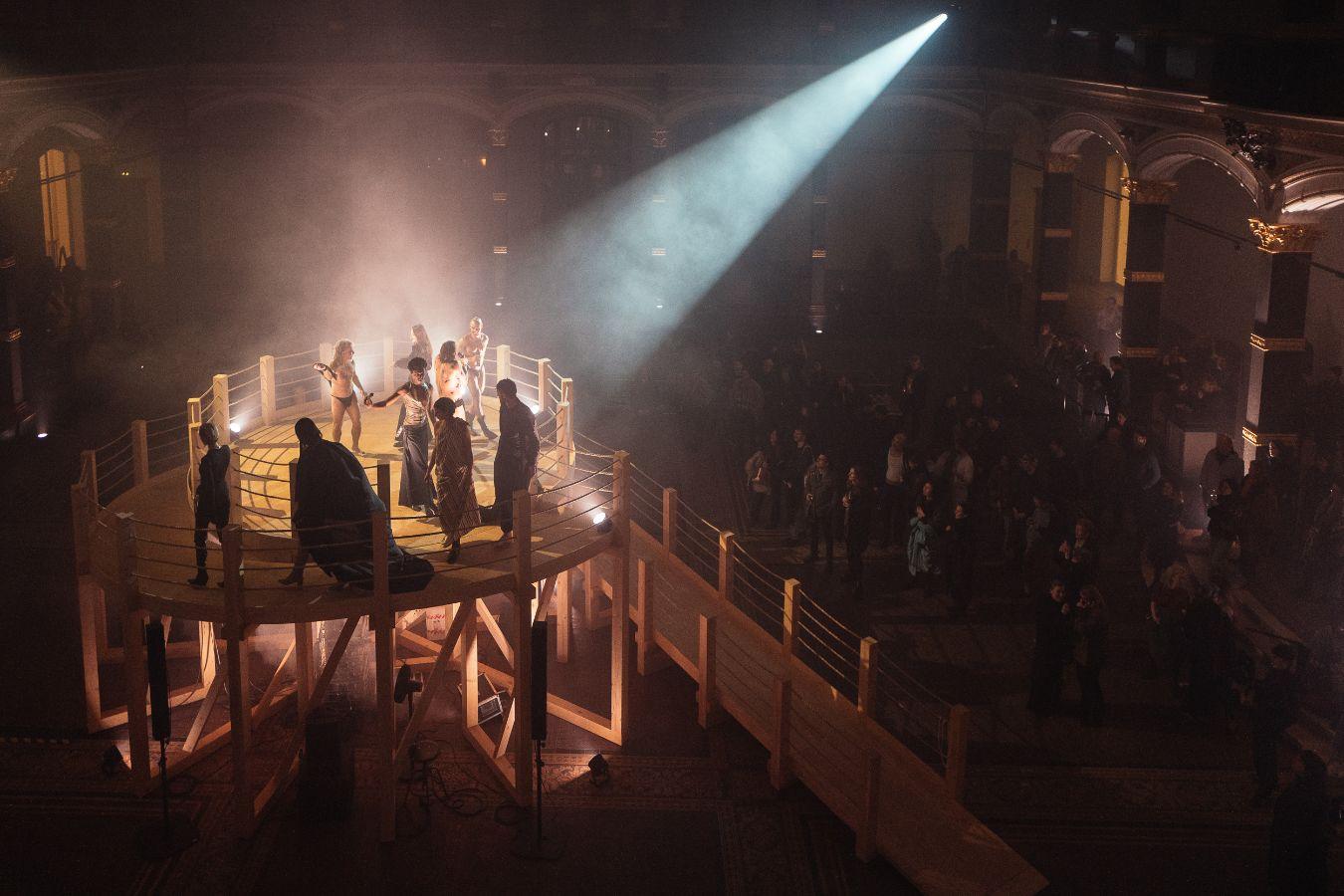 Casey Spooner performt "With Love From Death Beach" im Rahmen des Langer Abends im Lichthof des Gropius Bau.