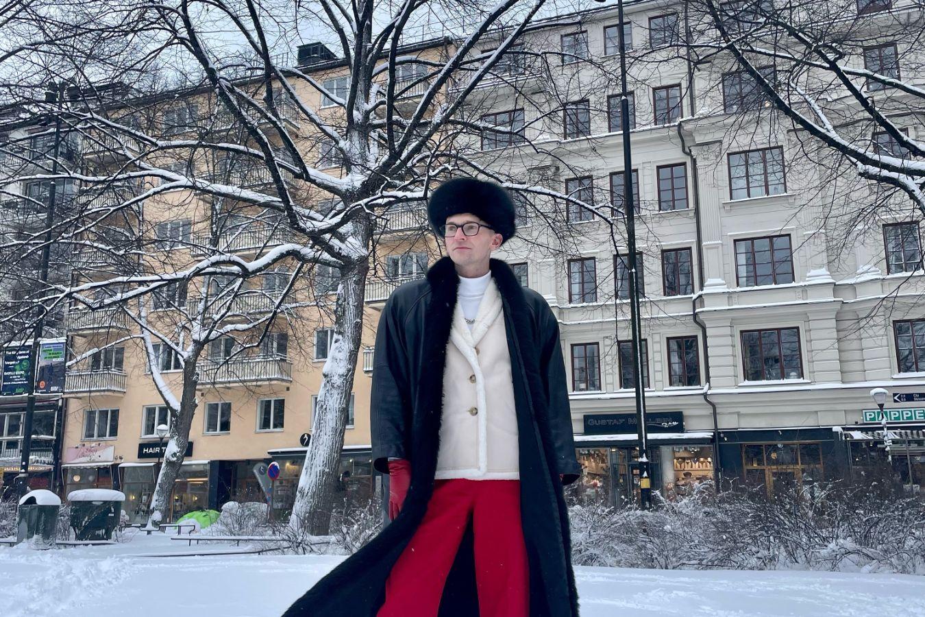 Portrait von Hendrik Folkerts im Schnee stehend.