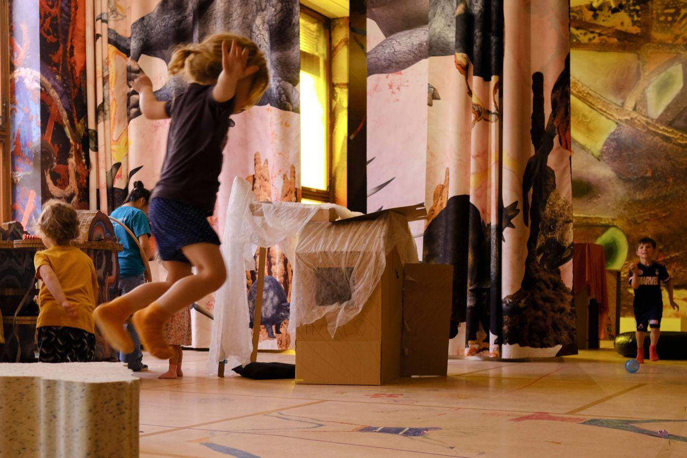 Ein Kind spielt in einer bunten Umgebung