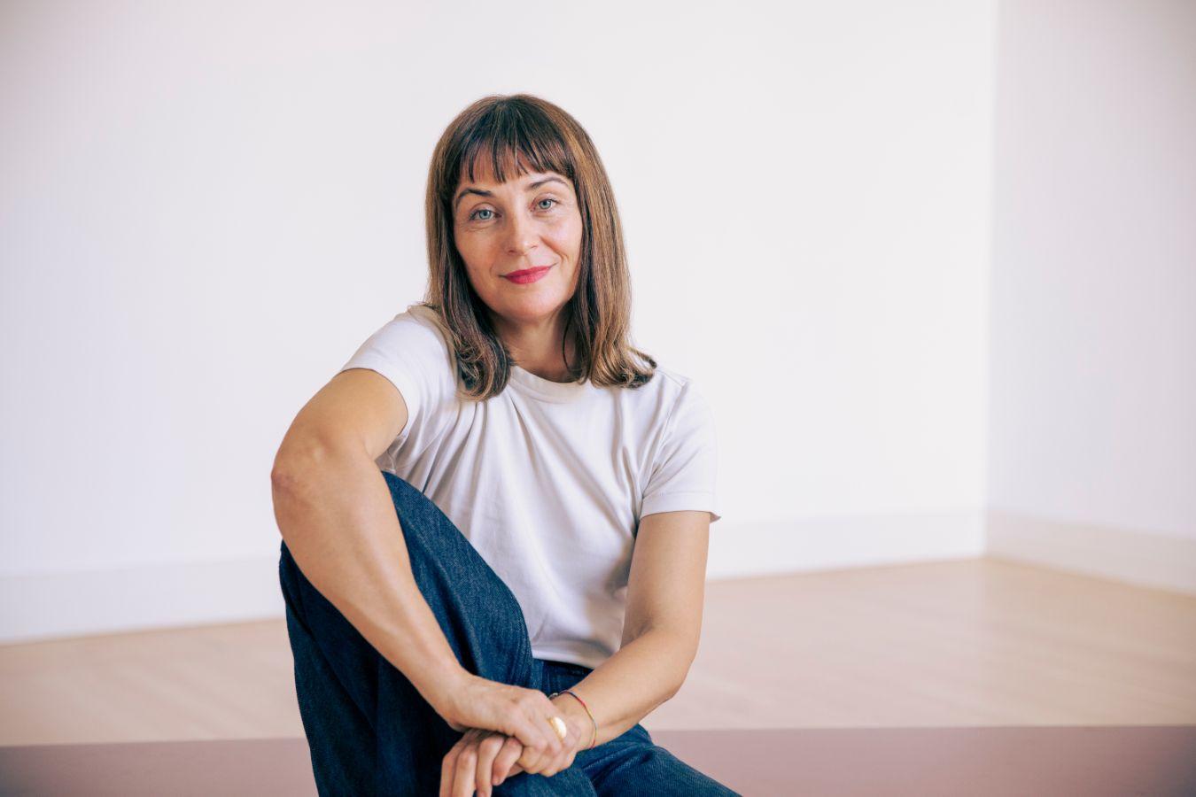 Portrait of Jenny Schlenzka in the exhibition rooms of Gropius Bau.