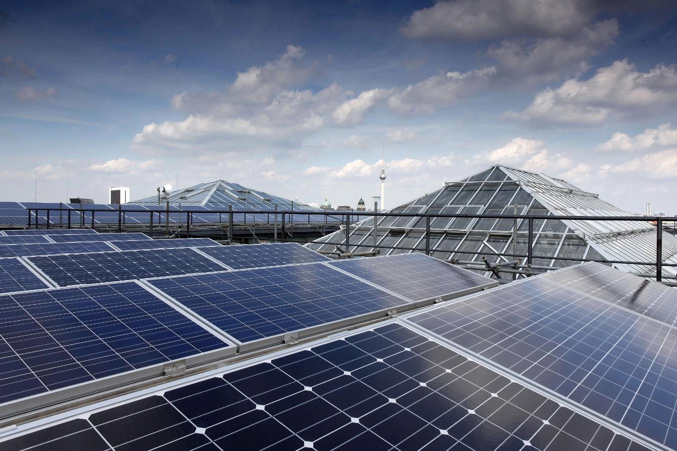 Solaranlage auf dem Dach des Gropius Bau