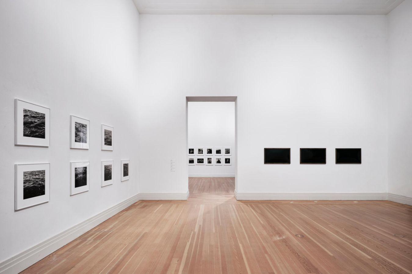 Aufnahme eines Ausstellungsraumes mit Werken an den Wänden.