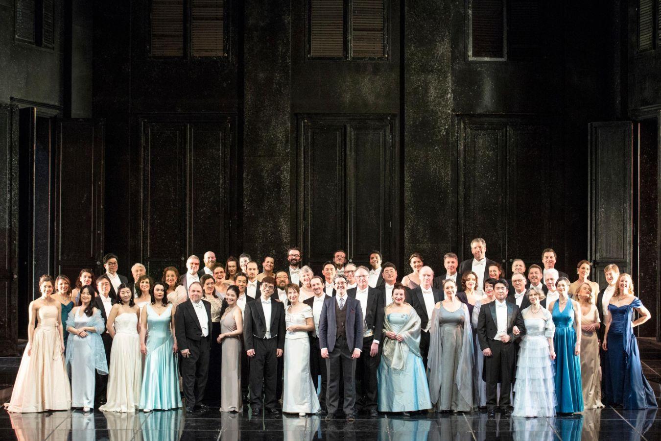Sänger*innen stehen auf der Opernbühne in Kostümen.