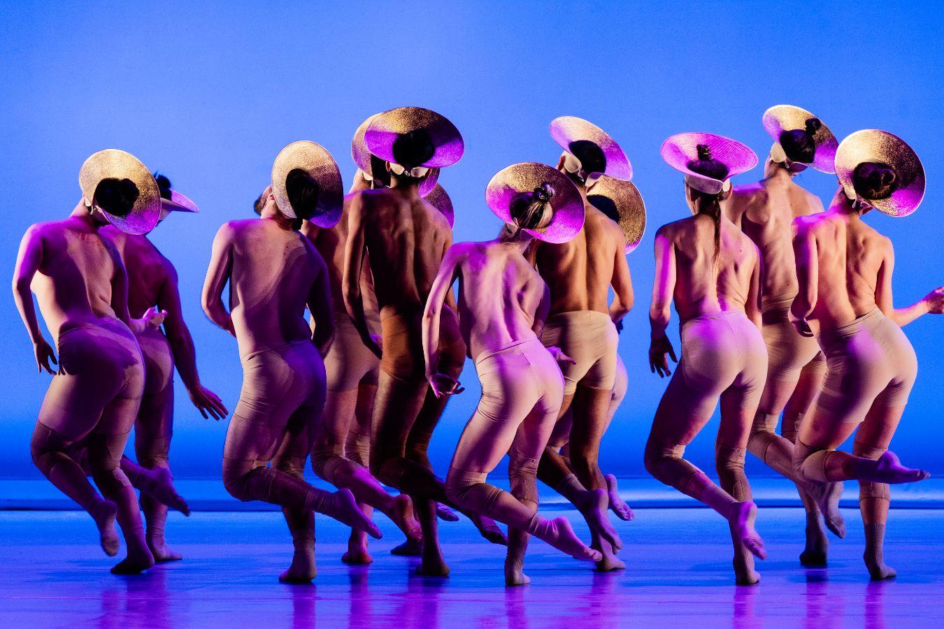 MAGNIFICAT
Tänzer*innen: Michael Baboolal, Adrian W.S. Batt, Justin Calvadores, Rose Gagnol, Valeria Galluccio, Luigi Luna, Carol Prieur, Sophie Qin, Celeste Robbins, Clémentine Schindler, Ana Van Tendeloo, Jérôme Zerges