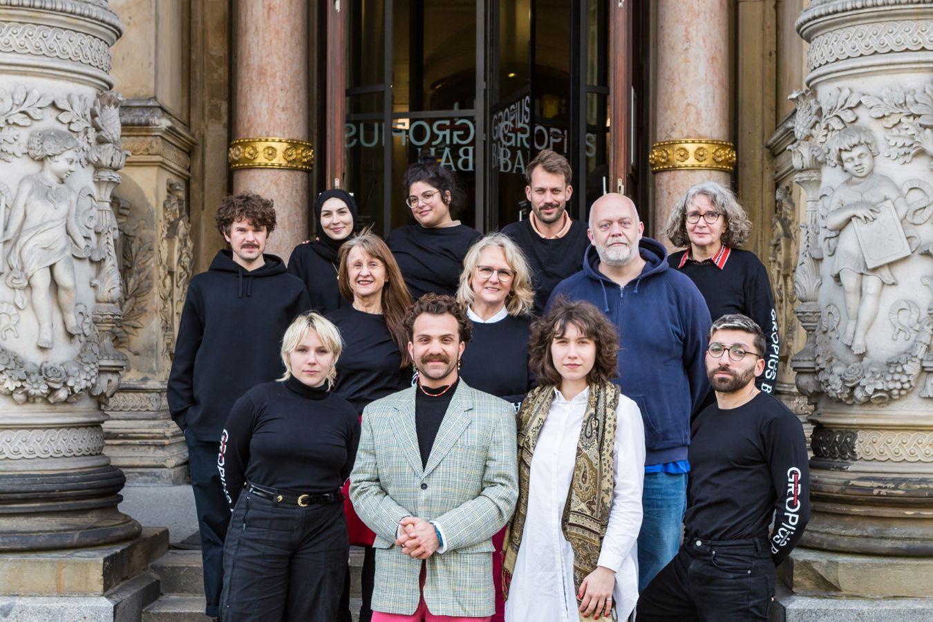 von links oben nach rechts unten: Erikas Montoya, Nesrine Ben Mansour, Cennet Alkan, Christopher-Felix Hahn, Petra Petrick, Veronika Zimmer, Zorica „Lola“ Radivojevic-Llalloshi, Jens Dierkes, Vera Moré, Hans Youssuf Kiesler, Miriam Ewering (Gropius Bau Vermittlung), Umut Azad Akkel; es fehlen: Danae Yolanda Diettrich, Şehnaz Layıkel Prange, Niusha Ramzani