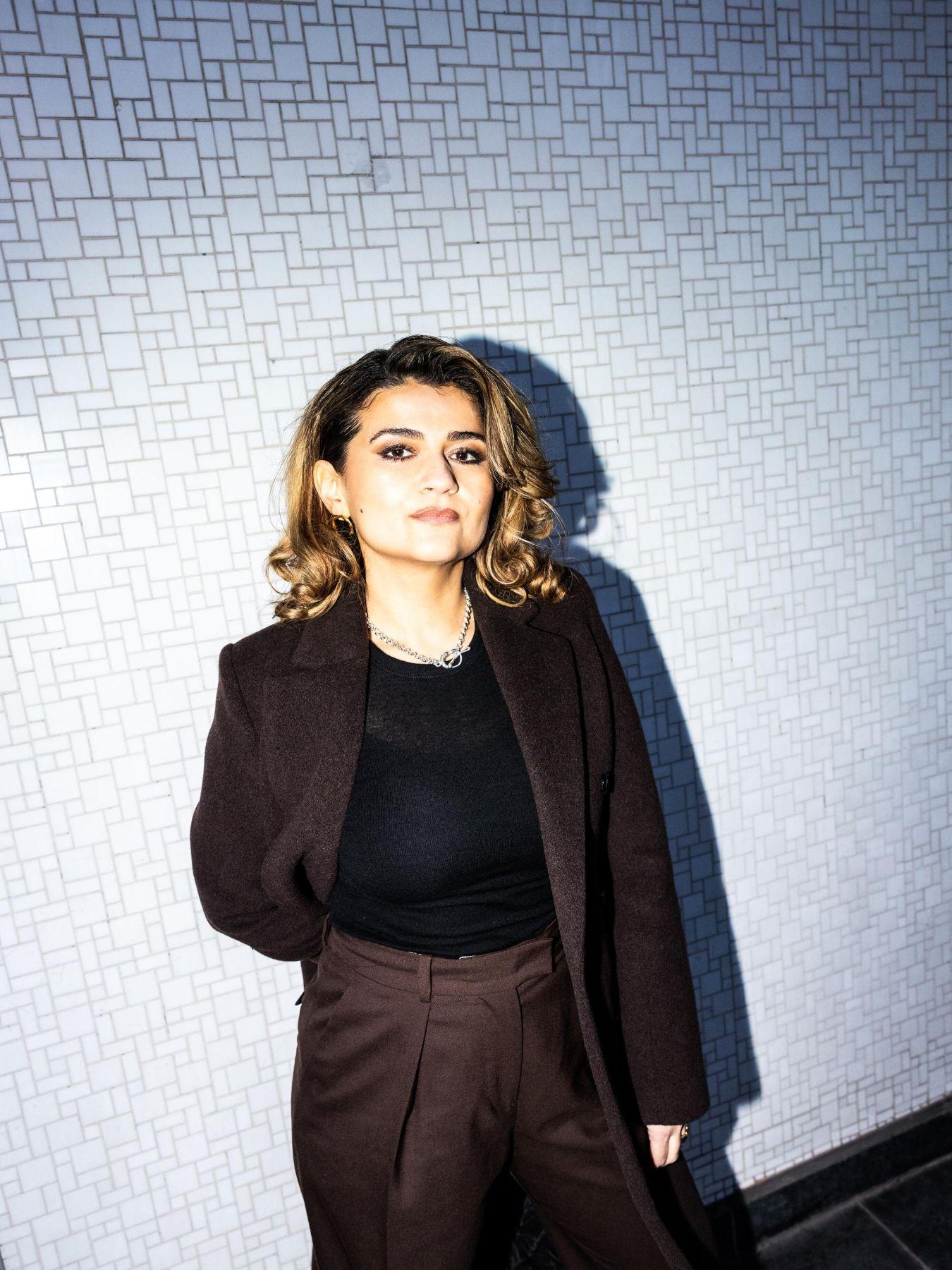 Pınar Karabulut steht vor einer Wand