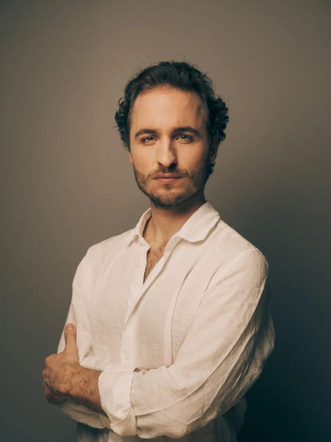 Studioporträt von Linard Vrielink, der ernst in die Kamera blickt.