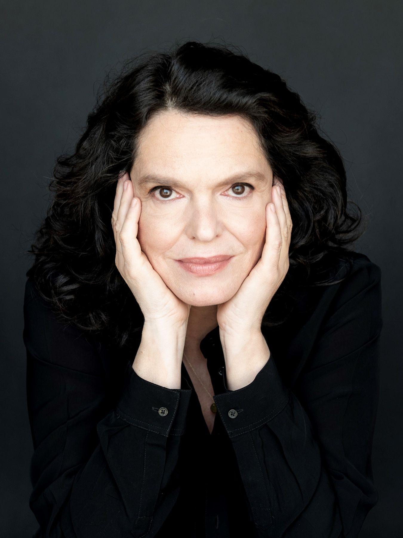 Porträt: Friedländer hält ihr Gesicht zwischen beide Hände.