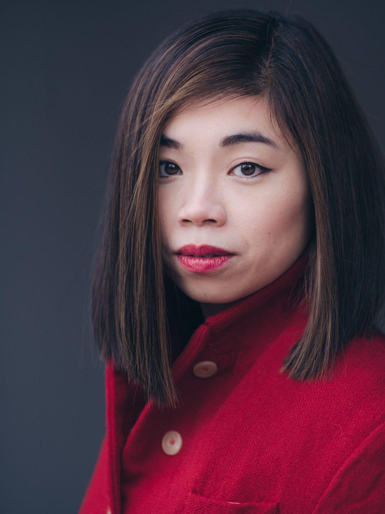 Porträt einer Frau mit schulterlangem glatten Haar.