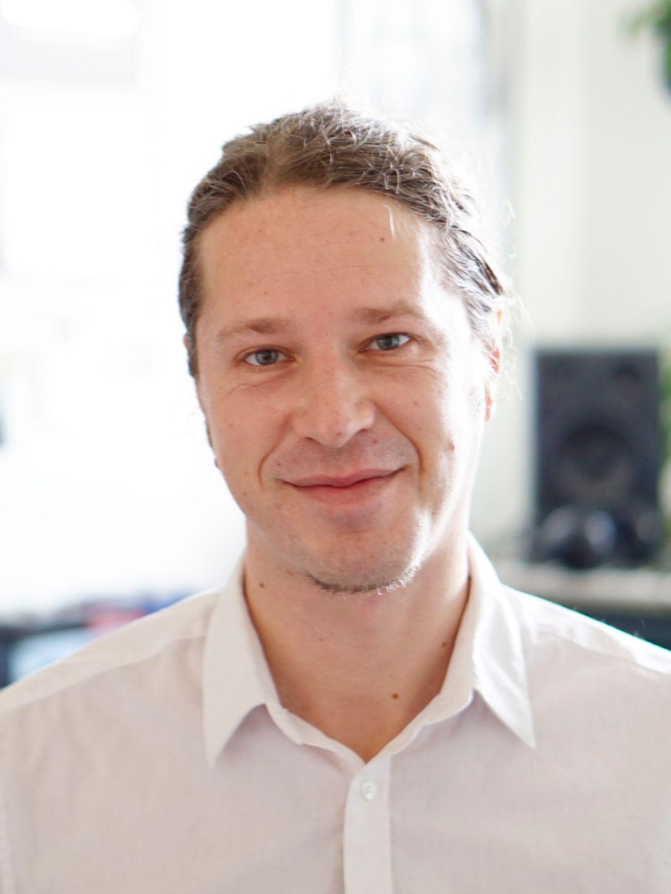 Portrait eines Mannes vor einem hellen Hintergrund