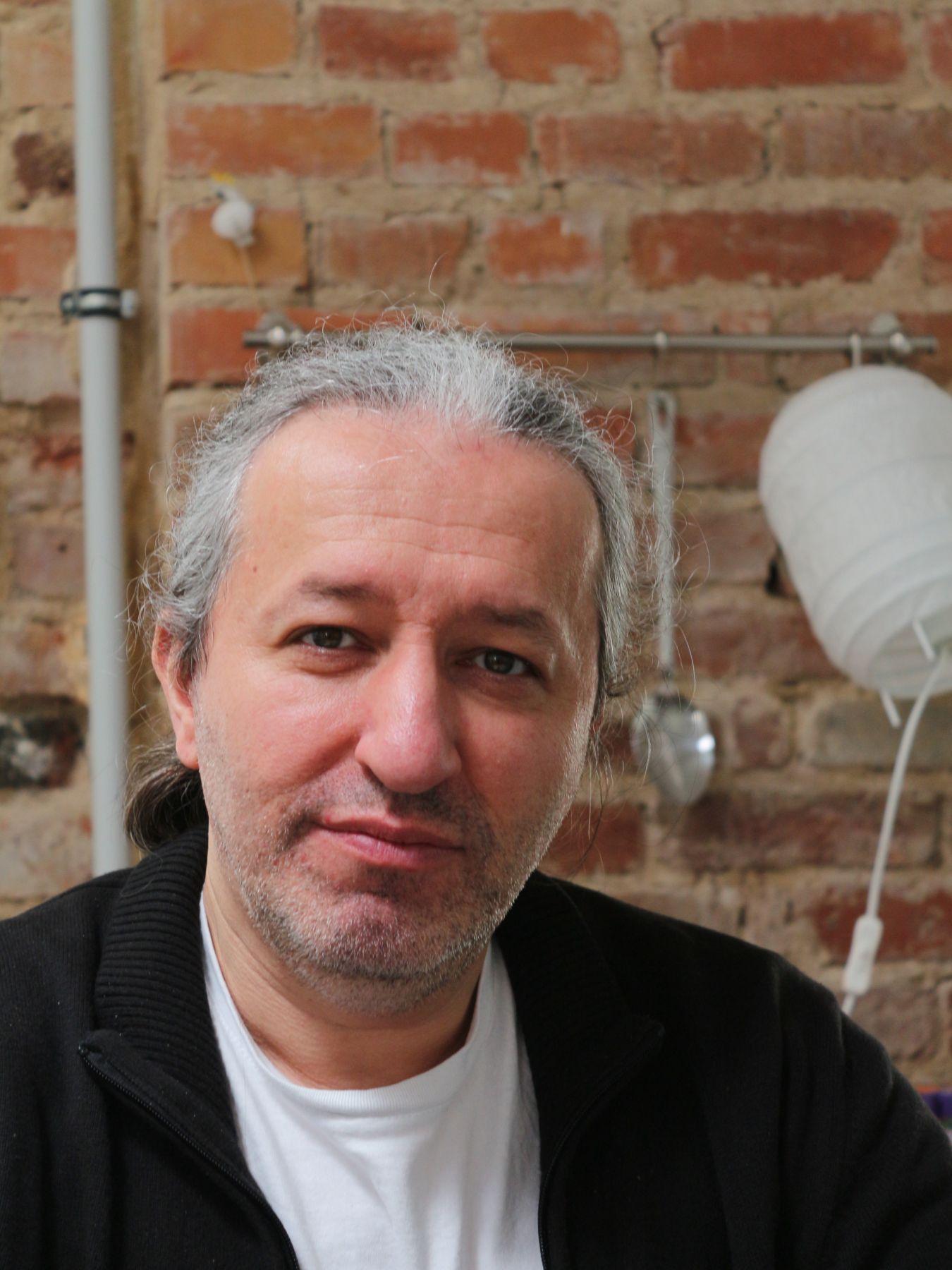 Porträtaufnahme von Jurymitglied Canip Gündoğdu für das Theatertreffen der Jugend