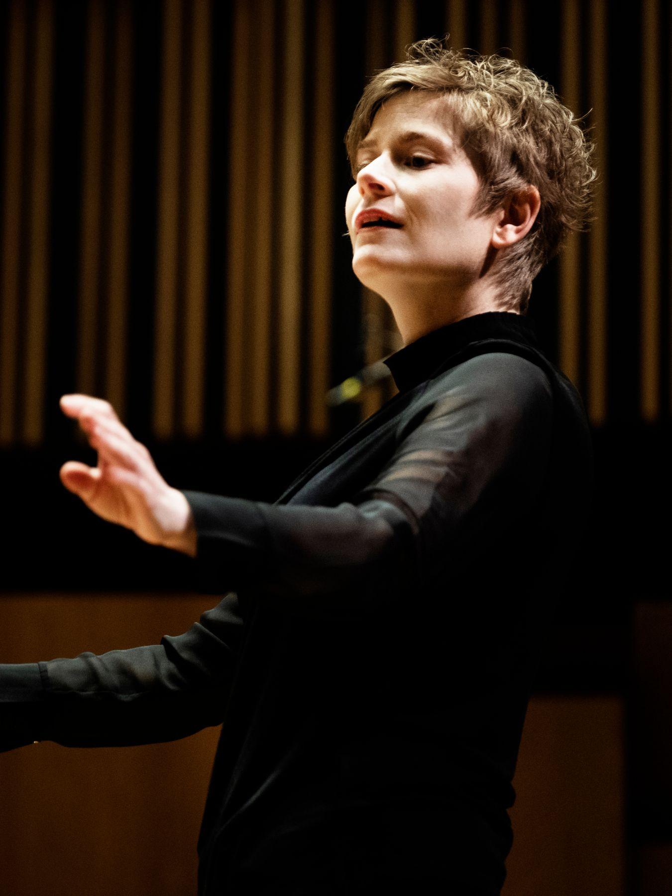 Portrait of Anja Bihlmaier conducting