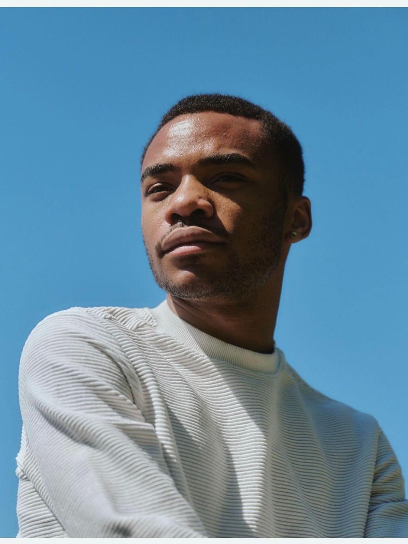 February dreht das Gesicht in die Sonne.