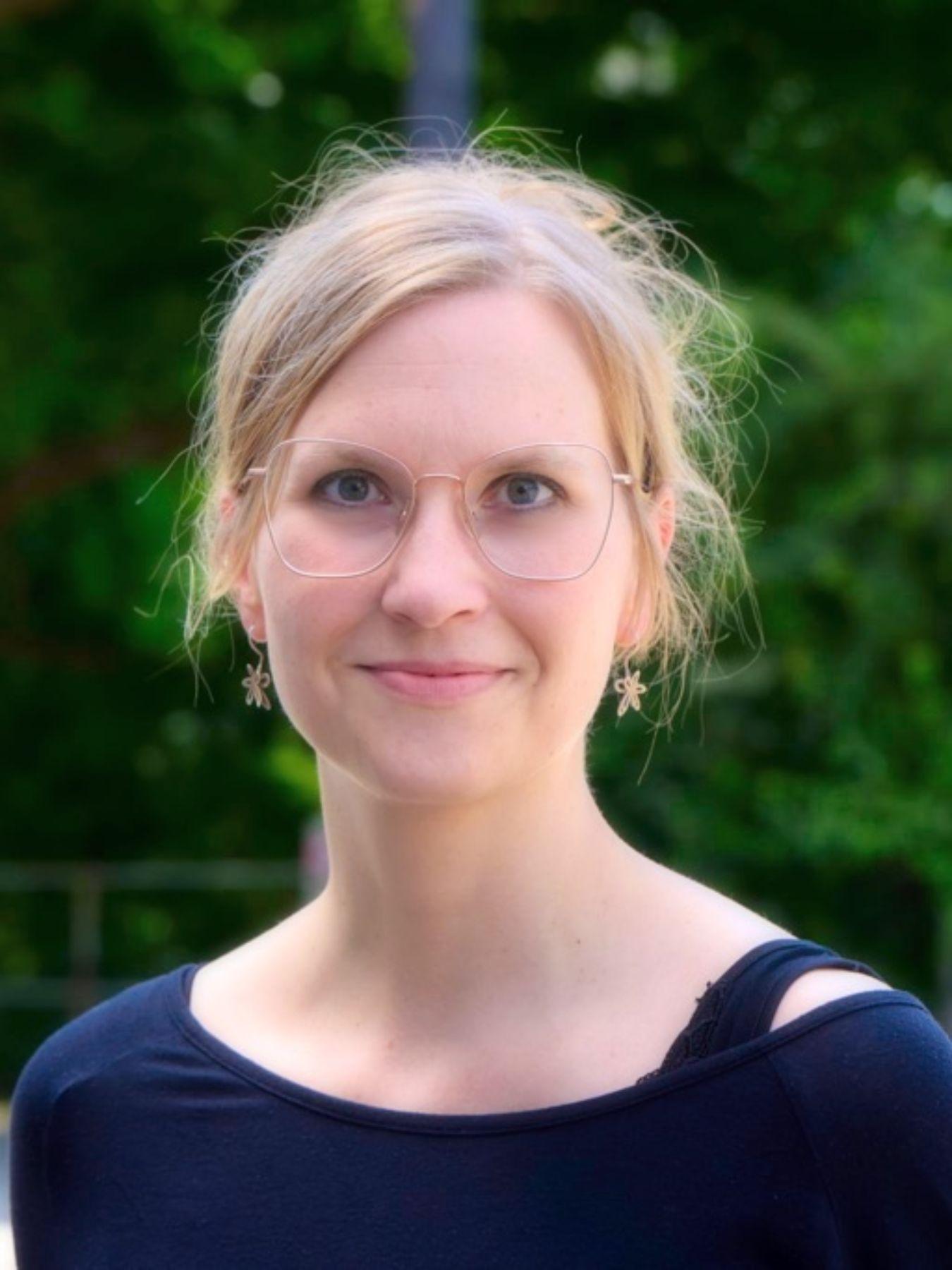 Porträt einer Frau vor Bäumen