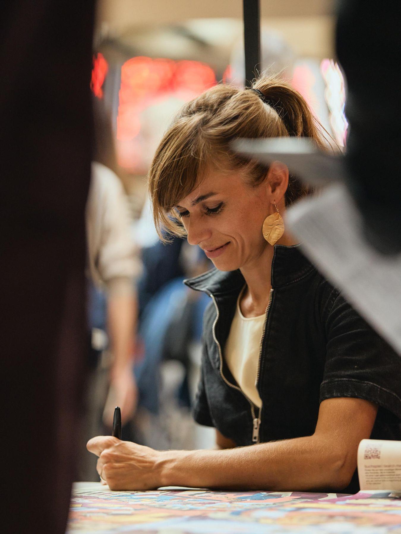 Fotografie von Alexandra Klobouk, die Drucke des Wimmelbilds signiert.