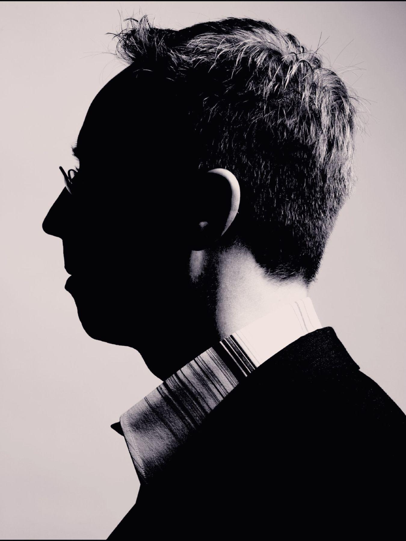 Schwarz-Weiß-Foto eines Mannes im Profil.