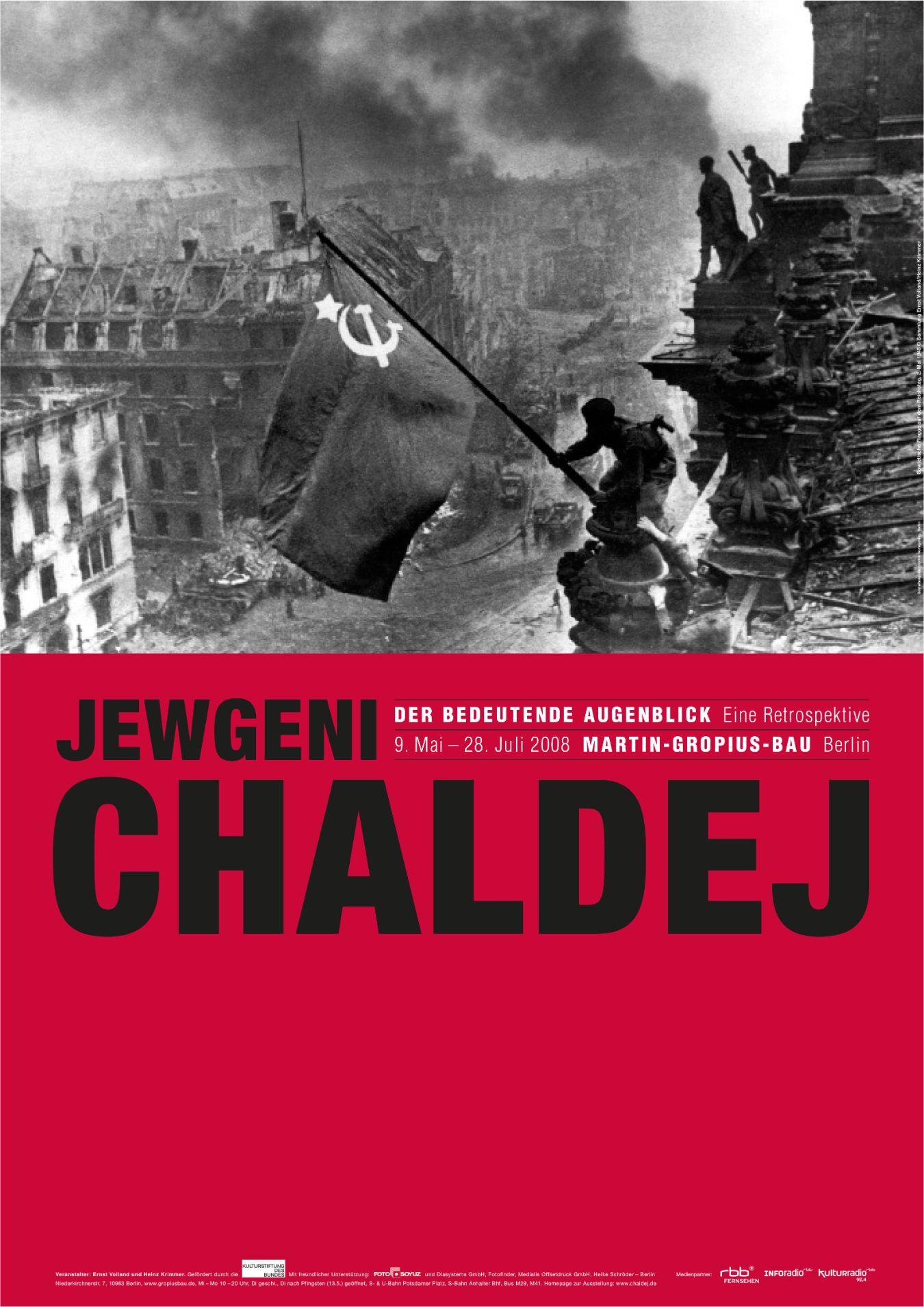 Plakat zur Ausstellung „Jewgeni Chaldej – Der bedeutende Augenblick.“