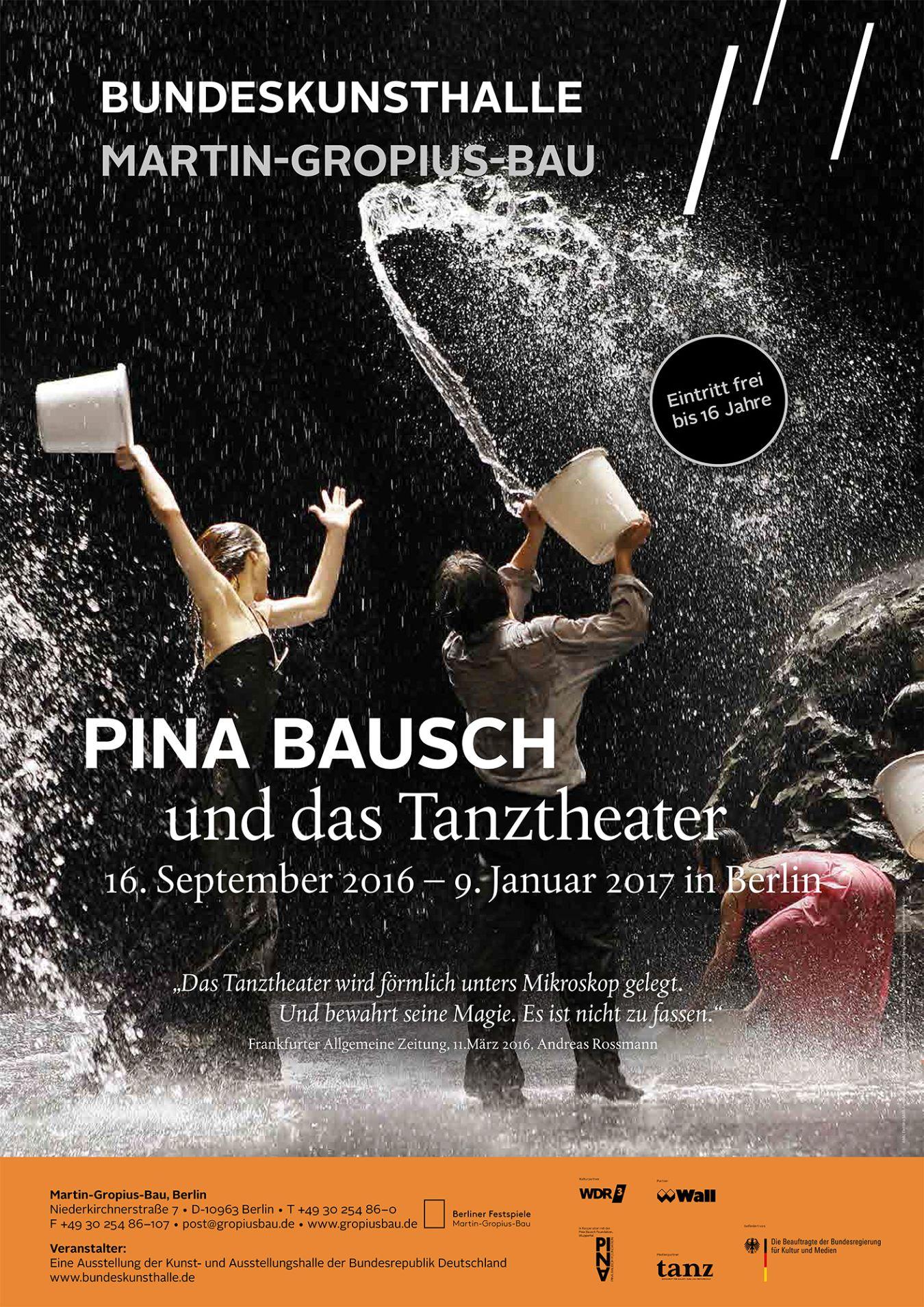 Ausstellungsplakat „Pina Bausch und das Tanztheater“. Fotografie © Bettina Stöß/www.moving-moments.de