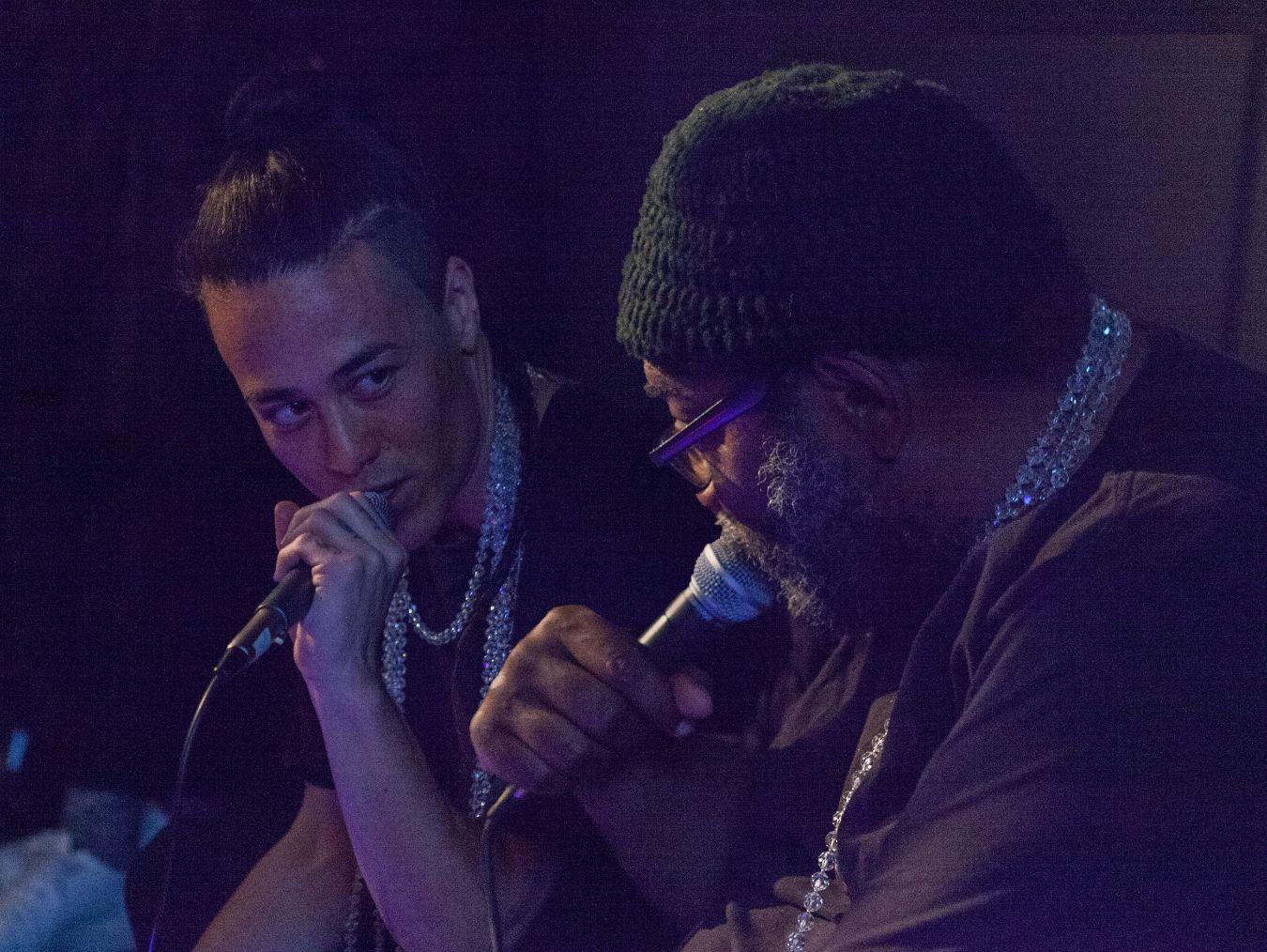 Fred Moten und Wu Tsang, Gravitational Feel, Skulptur und Performance, Sonntag 27. September 2016, If I Can’t Dance, I Don’t Want To Be Part Of Your Revolution, Splendor, Amsterdam, Foto: Florian Braakman, Courtesy: die Künstler*innen