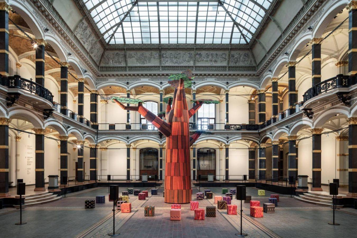 Emeka Ogboh, Ámà: The Gathering Place, 2021, Installationsansicht, Gropius Bau, Berlin