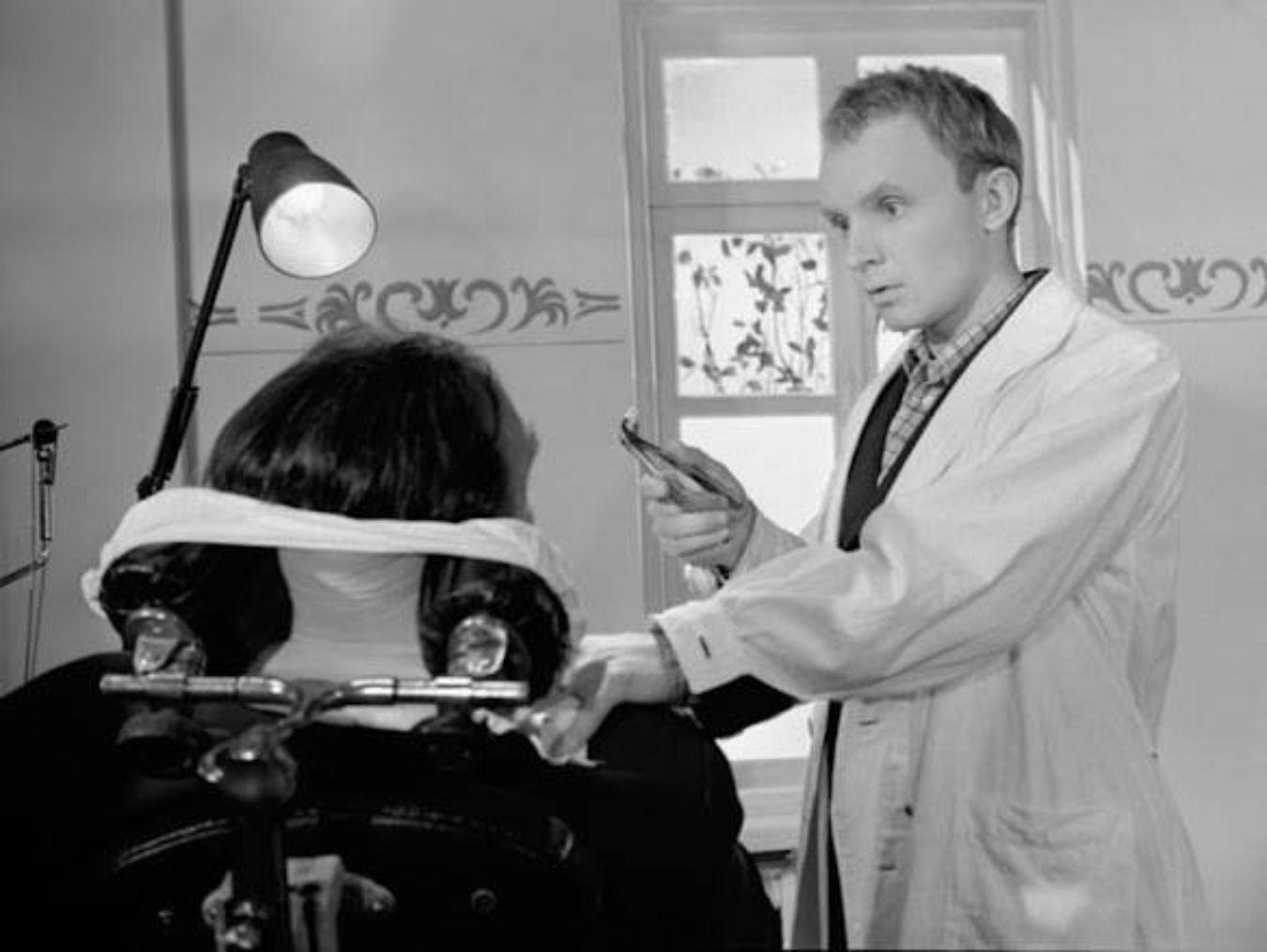 Film still from „Die Abenteuer eines Zahnsarztes“