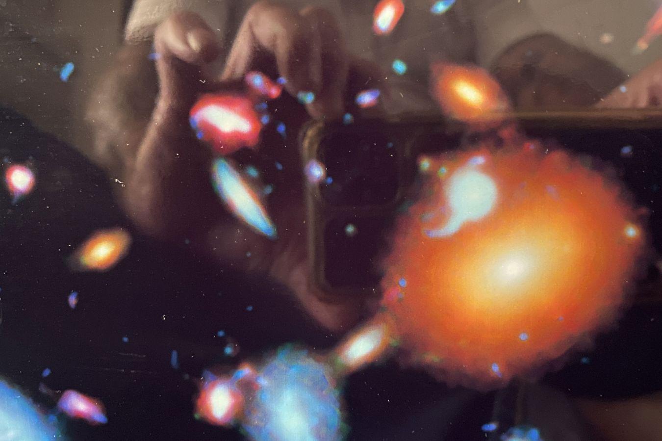 Ein Foto des Hubble Ultra Deep Field. Das Bild des Hubble Ultra Deep Field wurde aufgenommen, indem das Hubble-Weltraumteleskop umgerechnet 23 Tage lang auf einen Bereich des Himmels in der Nähe des Sternbilds Fornax fokussiert wurde, das scheinbar leer war.