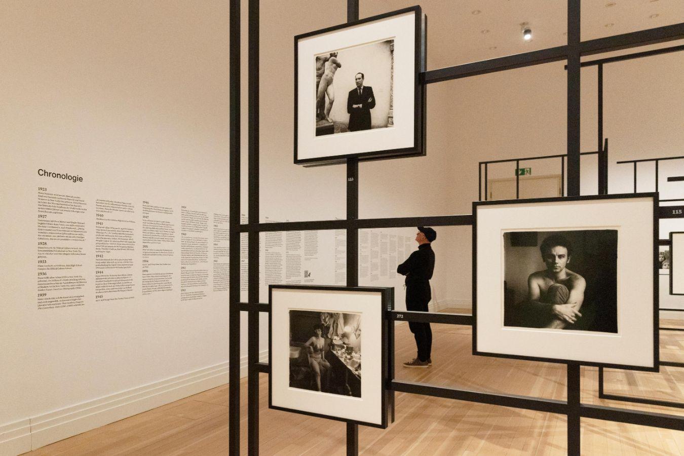 Ein schwarzes Gittersystem präsentiert die Schwarz-Weiß-Fotografien der Fotografin Diane Arbus in den Ausstellungsräumen es Gropius Bau.