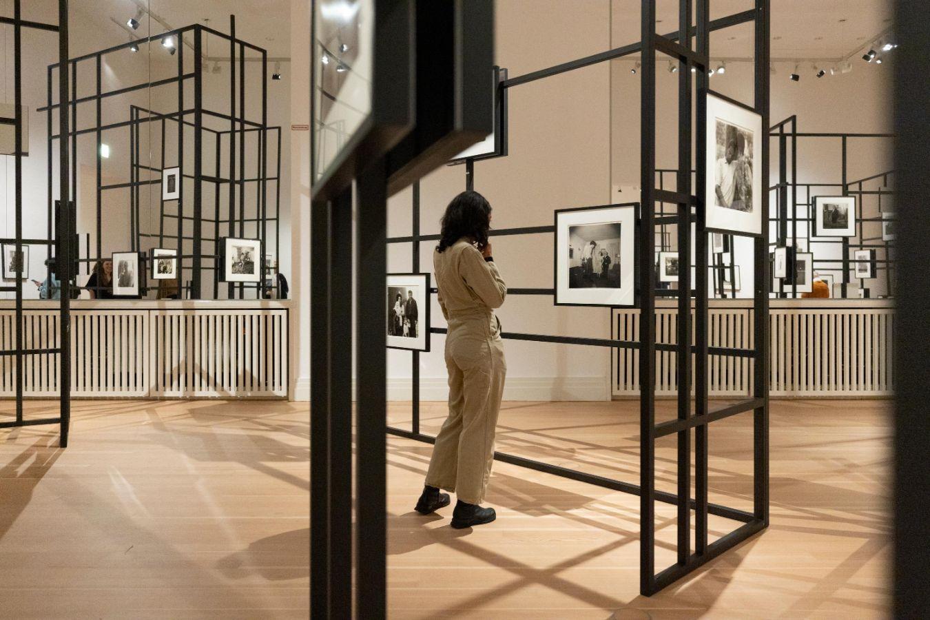 Ein schwarzes Gittersystem präsentiert die Schwarz-Weiß-Fotografien der Fotografin Diane Arbus in den Ausstellungsräumen es Gropius Bau.