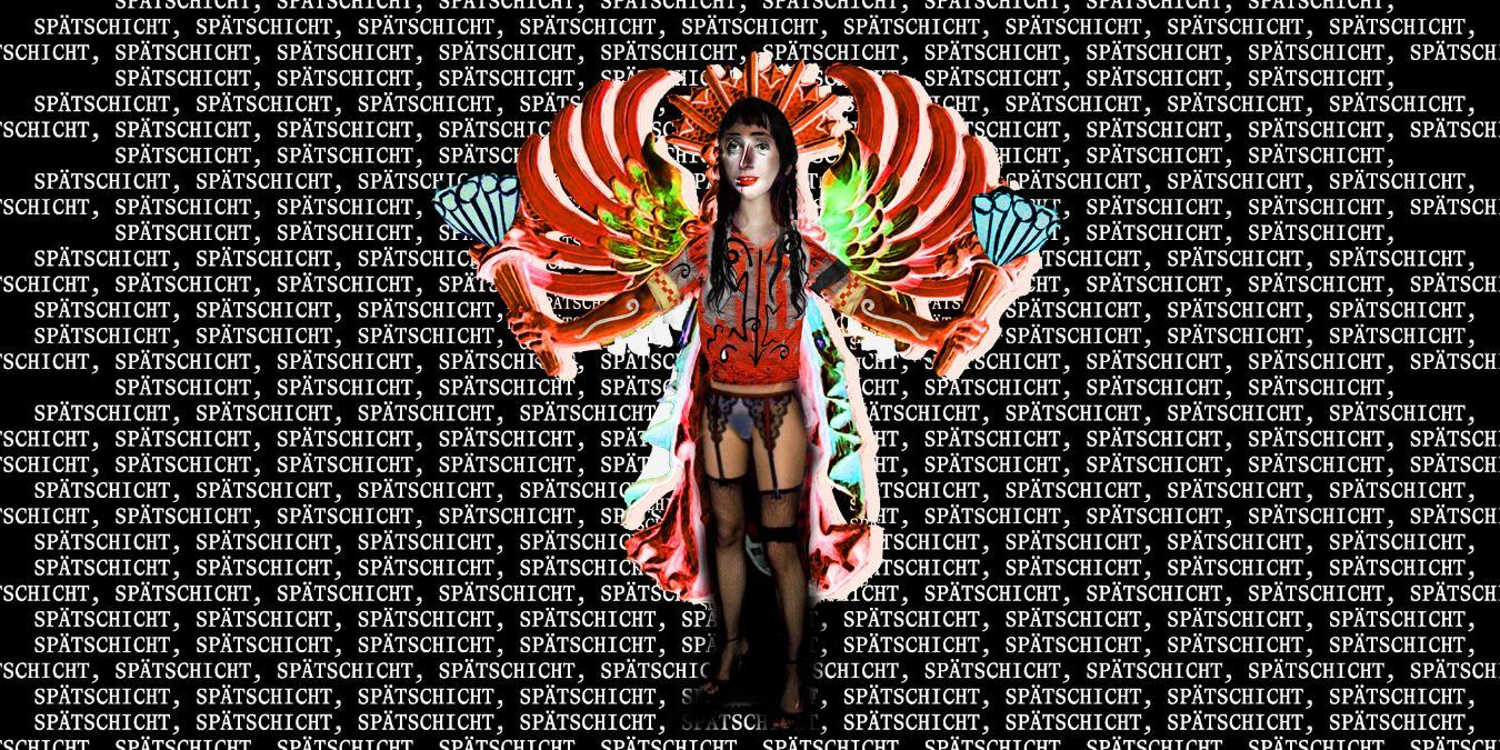 Eine verfremdete Fotografie einer Person mit bunten Engelsflügeln und Fackeln in den Händen. Sie trägt Strapse und wie von Hand gemalte Muster auf ihrem Oberkörper.