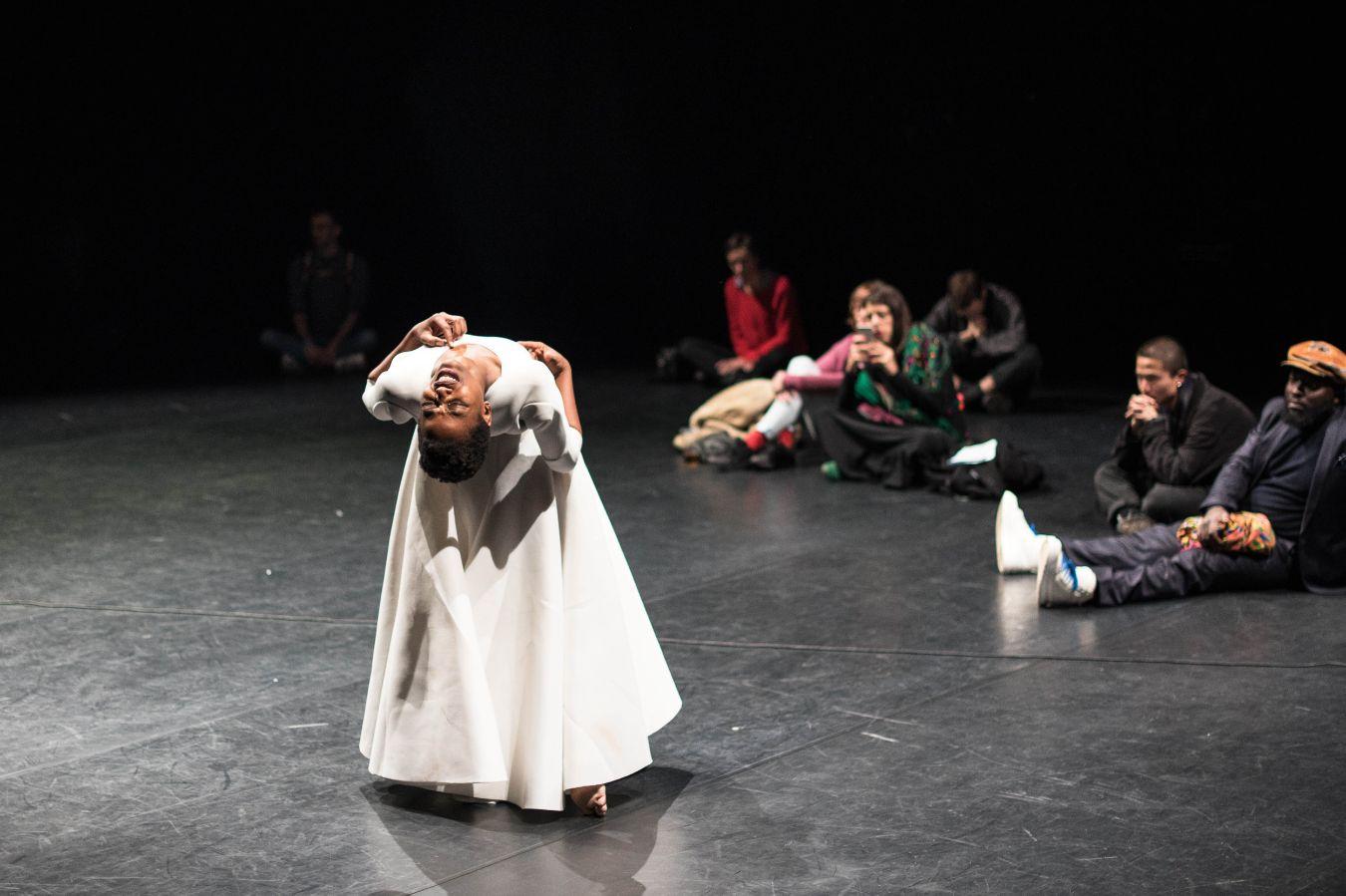 Performance von Dorothée Munyaneza während des INVOCATIONS-Programms des SAVVY Contemporary-Projekts Rhythmanalysis 2017