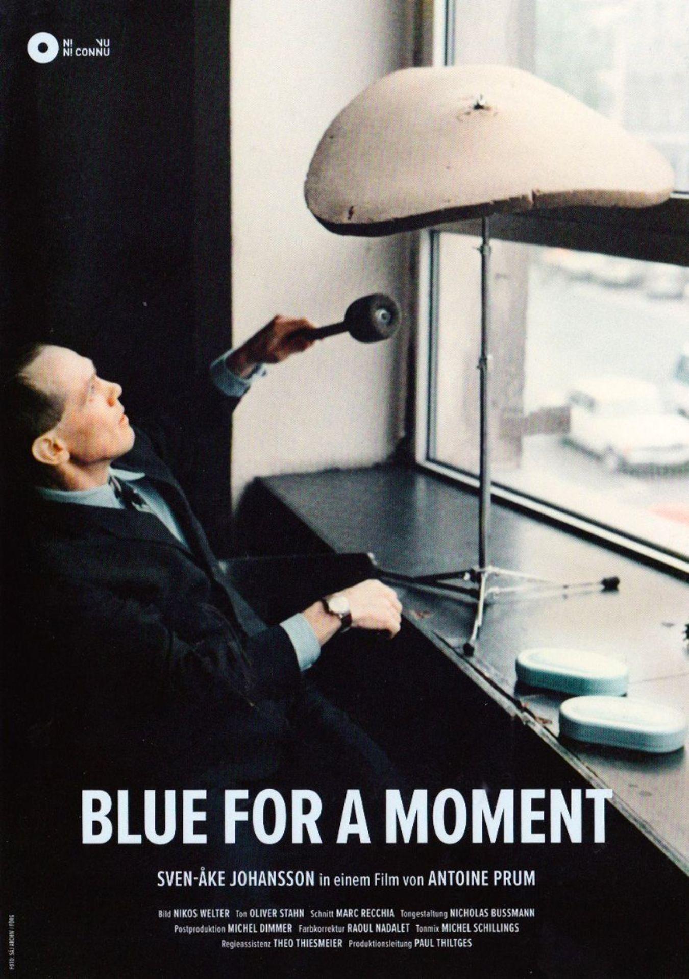 Werbeplakat für den Film „Blue for a Moment“ mit Sven-Åke Johansson mit Schlaginstrumenten an einem Fenster