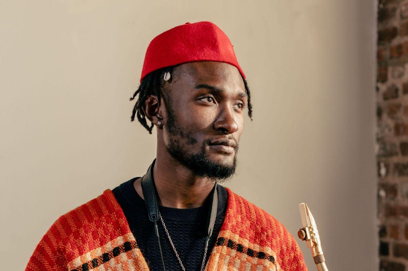 Porträt von Isaiah Collier, das auch das Mundstück seines Sopransaxofons zeigt.